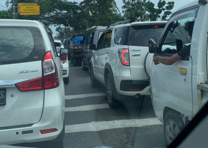 &nbsp;Ilustrasi mobil manual saat di jalan.
