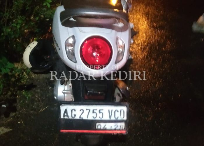 LAKA: Motor matic yang menabrak truk di Papar.