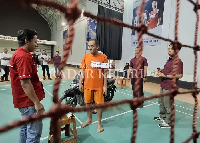 REKA ULANG: Tersangka memeragakan aksinya menghabisi nyawa korban.