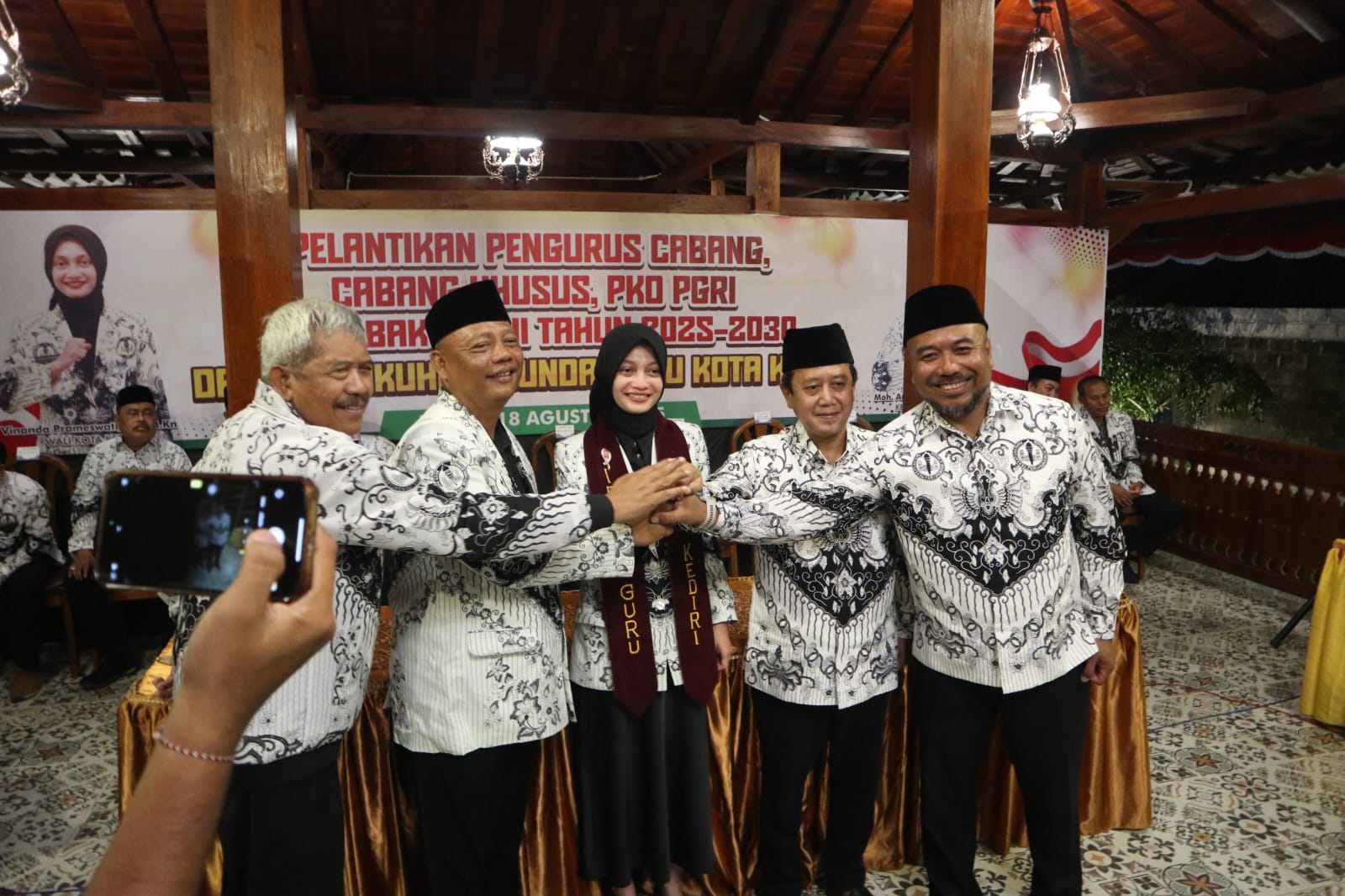 Wali Kota Kediri Vinanda Prameswari (tengah) saat dikukuhkan menjadi Ibunda Guru.