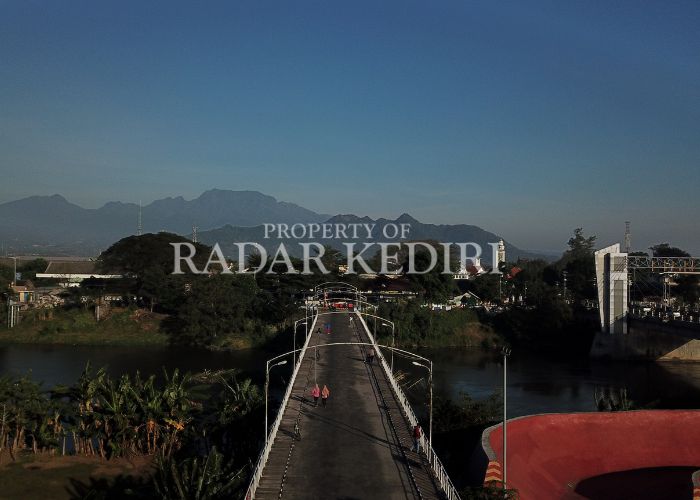 BESEJARAH: Jembatan Lama Kota Kediri tampak dari atas.