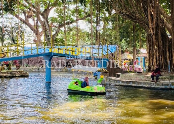 SEJUK: Pengunjung bermain perahu angsa di wisata Paggora Kota Kediri.