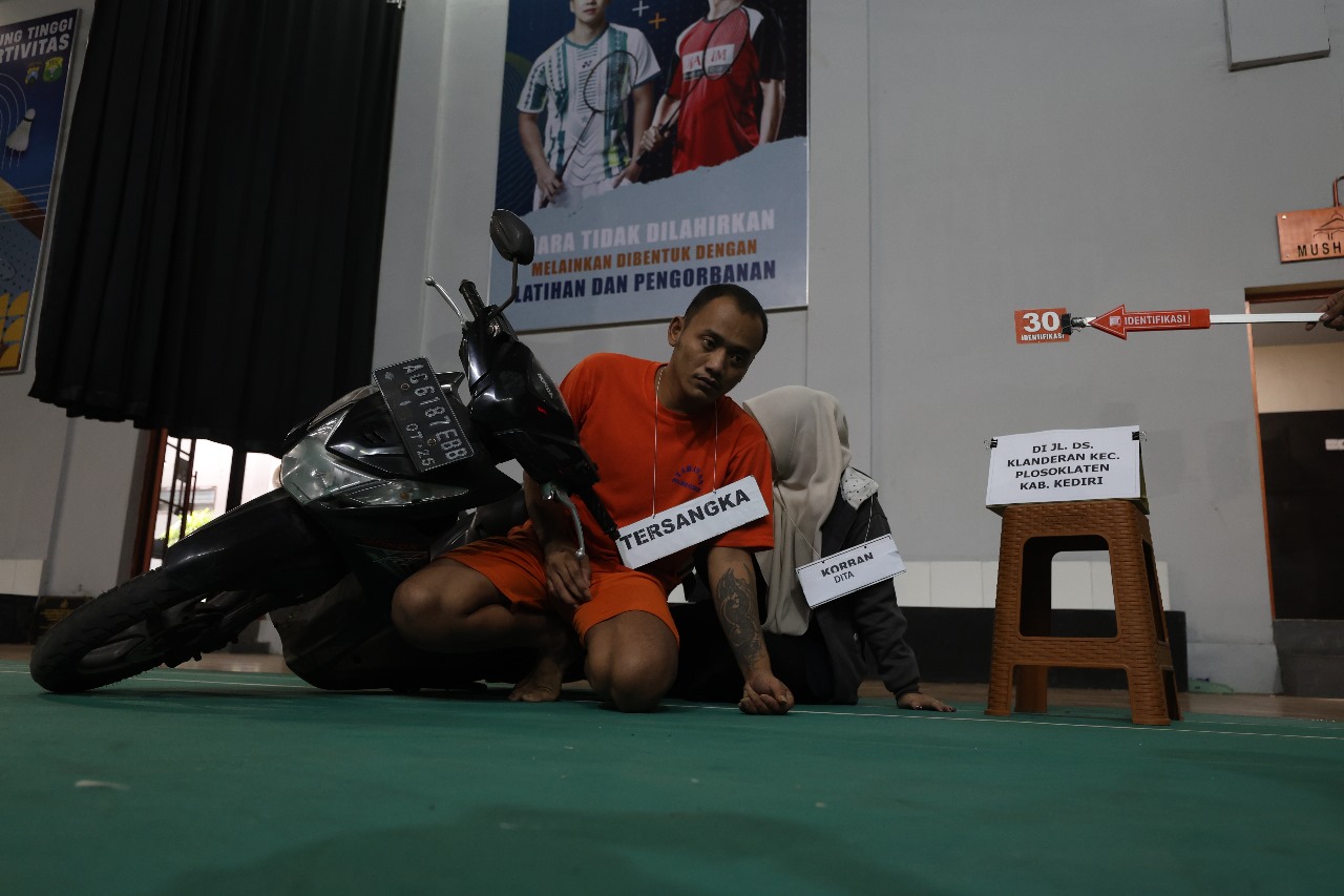 Choirul Huda, 26, tersangka pembunuhan Dita Oktavia, 21, memeragakan saat dia terjatuh dari motor di Desa Klanderan, Plosoklaten .