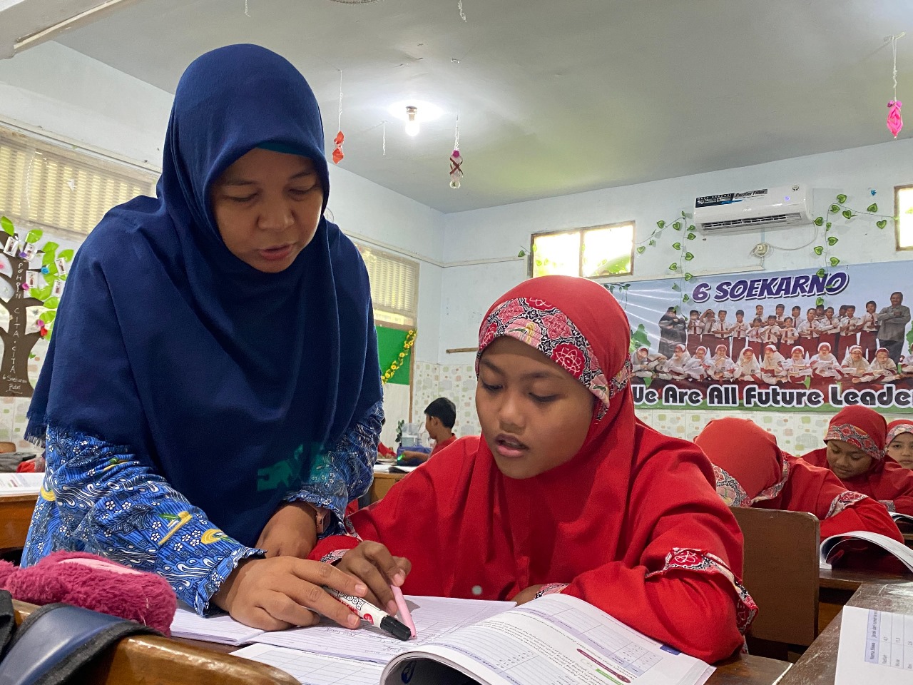 Guru SDIT Bina Insani mengarahkan siswa dalam pembelajaran di kelas. Khusus siswa kelas VI diikutkan ajang try out KKA untuk mempersiapkan diri jelang Tes Kompetensi Akademik (TKA).