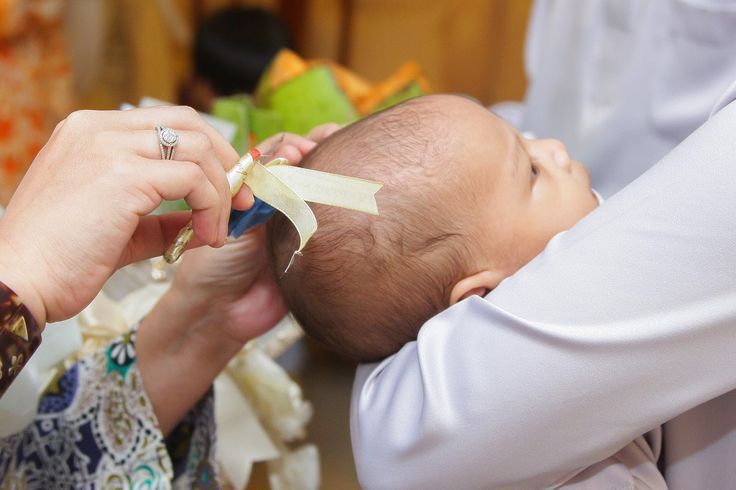 Pemotongan rambut bayi di acara selapanan