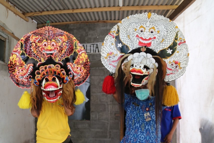 Agung sedang memperlihatkan proses pembuatan barongan saat ditemui di rumahnya yang berada di Desa Klampisan, Kecamatan Kandangan.&nbsp;