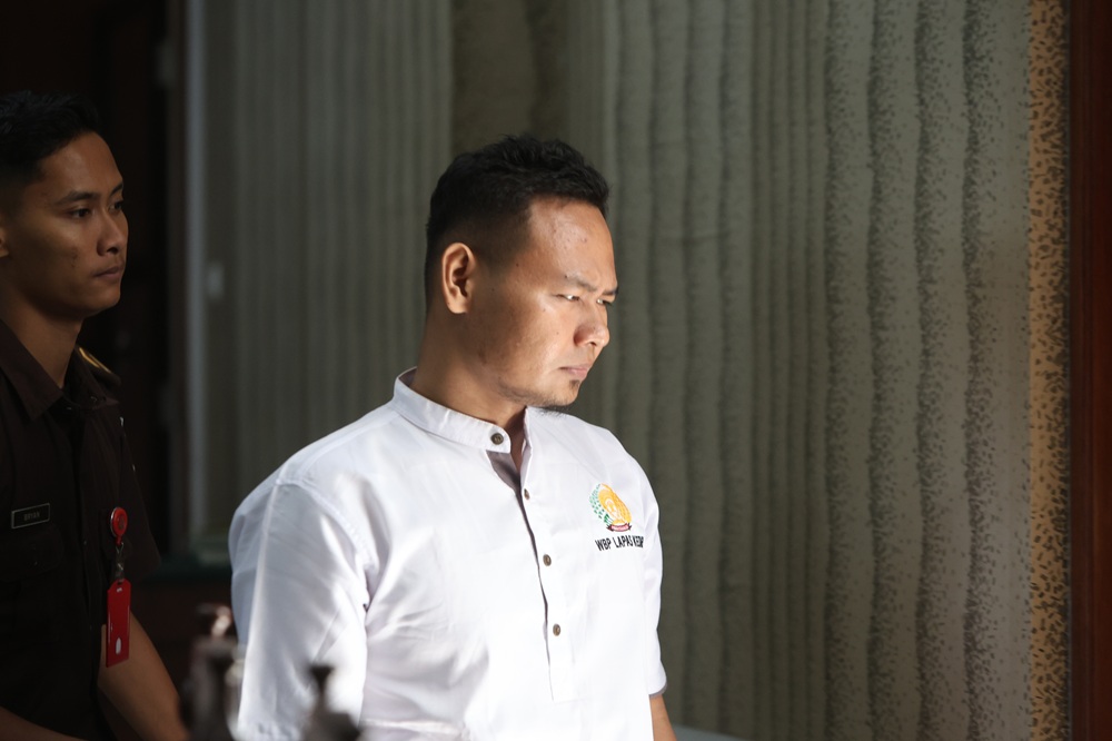Antok, terdakwa mutilasi koper merah meninggalkan sidang.