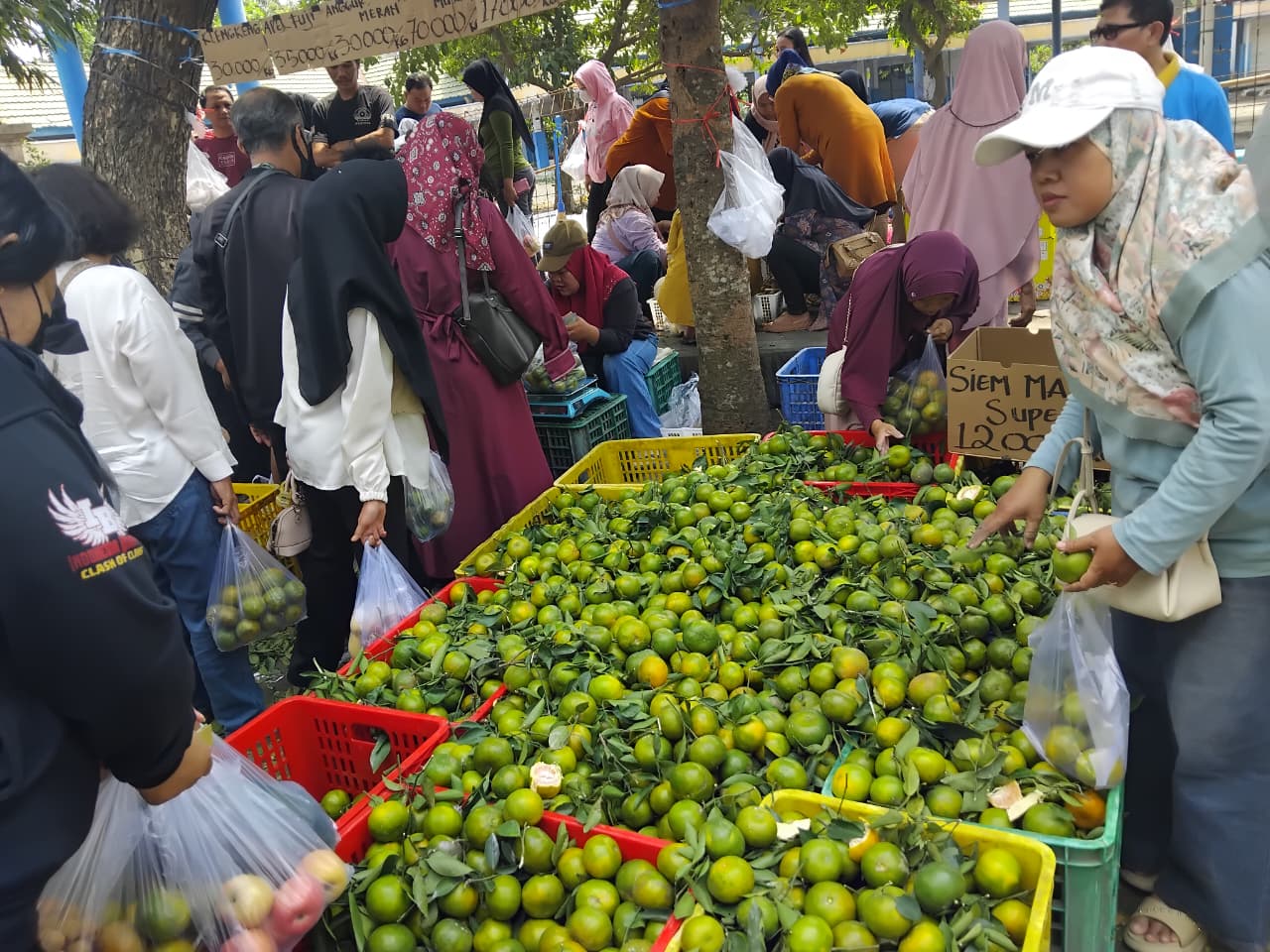 MEMBELUDAK: Warga menyerbu buah segar di SLG Kediri.