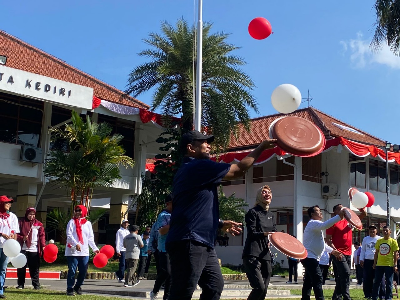 Wali Kota Kediri Vinanda Prameswati (2 dari kiri) dan Sekda Bagus Alit (kiri) mengikuti lomba lempar balon menggunakan tampah plastik dalam peringatan HUT Kemerdekaan RI di halaman Balai Kota Kediri k
