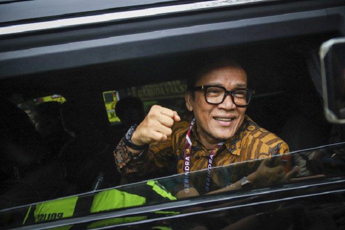 KPK tidak hanya mengamankan Noel. Sebanyak sepuluh orang lain juga ikut terjaring.