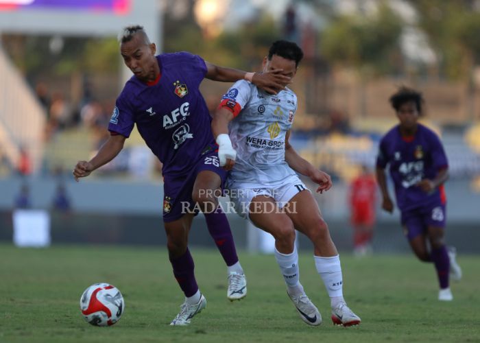 Novri Setiawan kontra pemain Madura United FC.