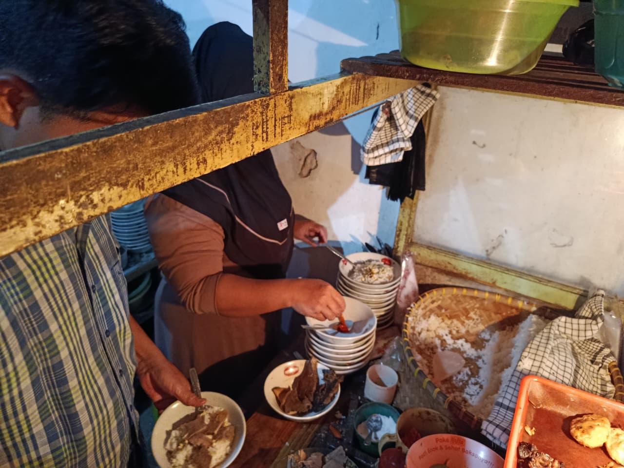 Soto Daging Pak Dji di Desa Jongbiru, Kecamatan Gampengrejo sudah ada sejak tahun 1995