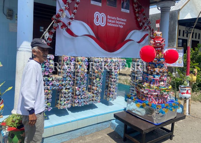 KREATIF: Mamiek Slamet menunjukkan hasil karya dari botol bekas.