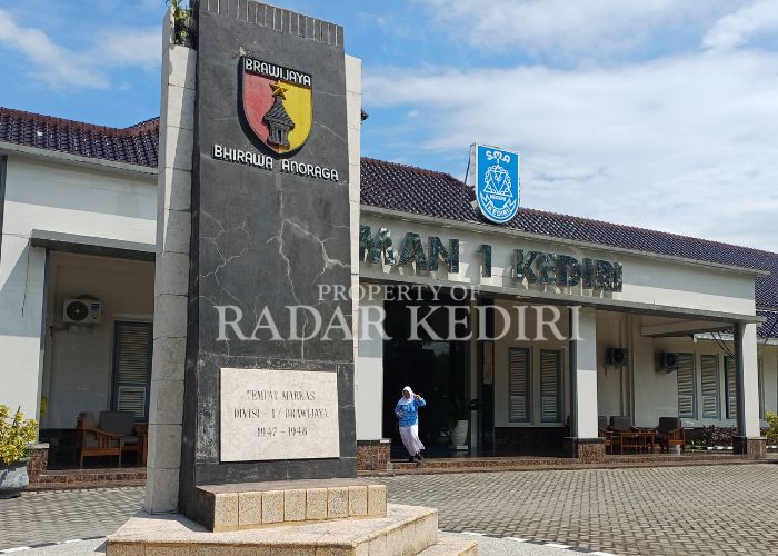BERSEJARAH: Tugu Divisi I Brawijaya masih berdiri kokoh di SMAN 1 Kota Kediri.
