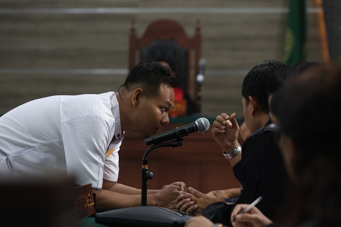 Terdakwa kasus pembunuhan dan mutilasi Rohmad Tri Hartanto alias Antok, 32, berdiskusi dengan tim penasihat hukum usai mendengar tuntutan mati dari JPU.