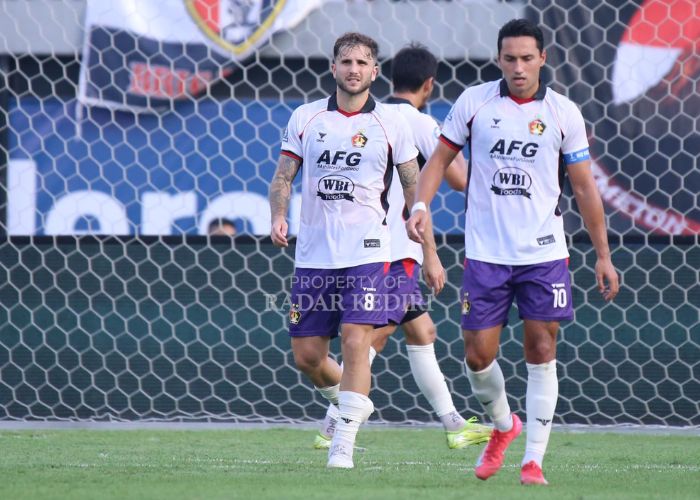 Duet maut Persik Kediri Telmo Castanheira dan Ezra Walian.