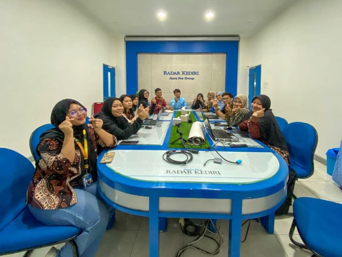 Diskusi Mengenai Proyek Kepemimpinan Mandiri: Membangun Inisiatif, cratis dan membangun portofolio