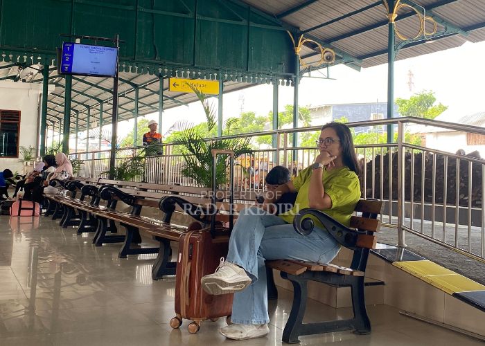 MENUNGGU: Seorang penumpang sedang menunggu kereta api yang ditumpangi datang di Stasiun Kediri.
