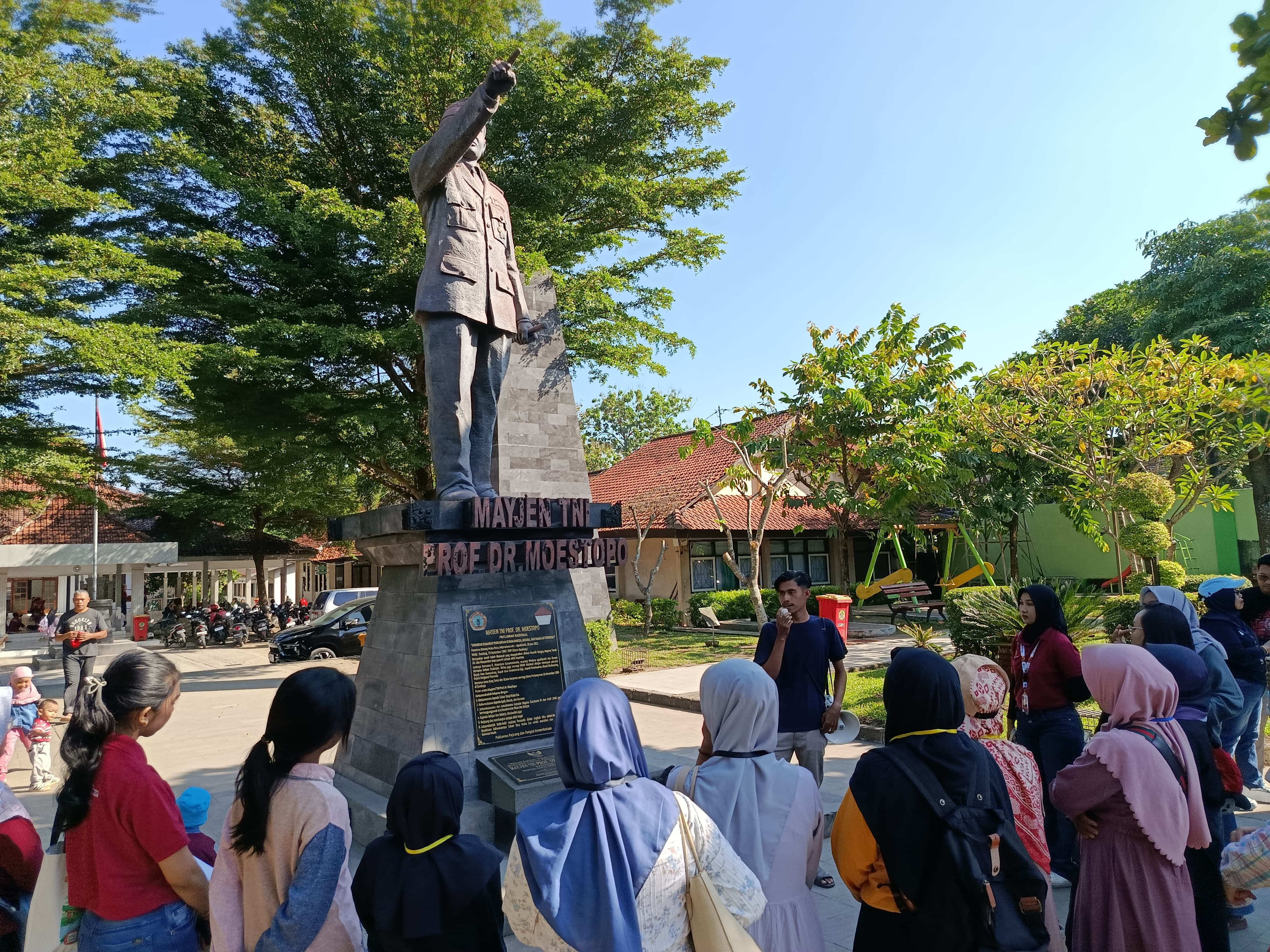 MENGENANG JASA PAHLAWAN: Rombongan tour bus gratis saat berkunjung ke patung Dr Moestopo di Taman Ngadiluwih.