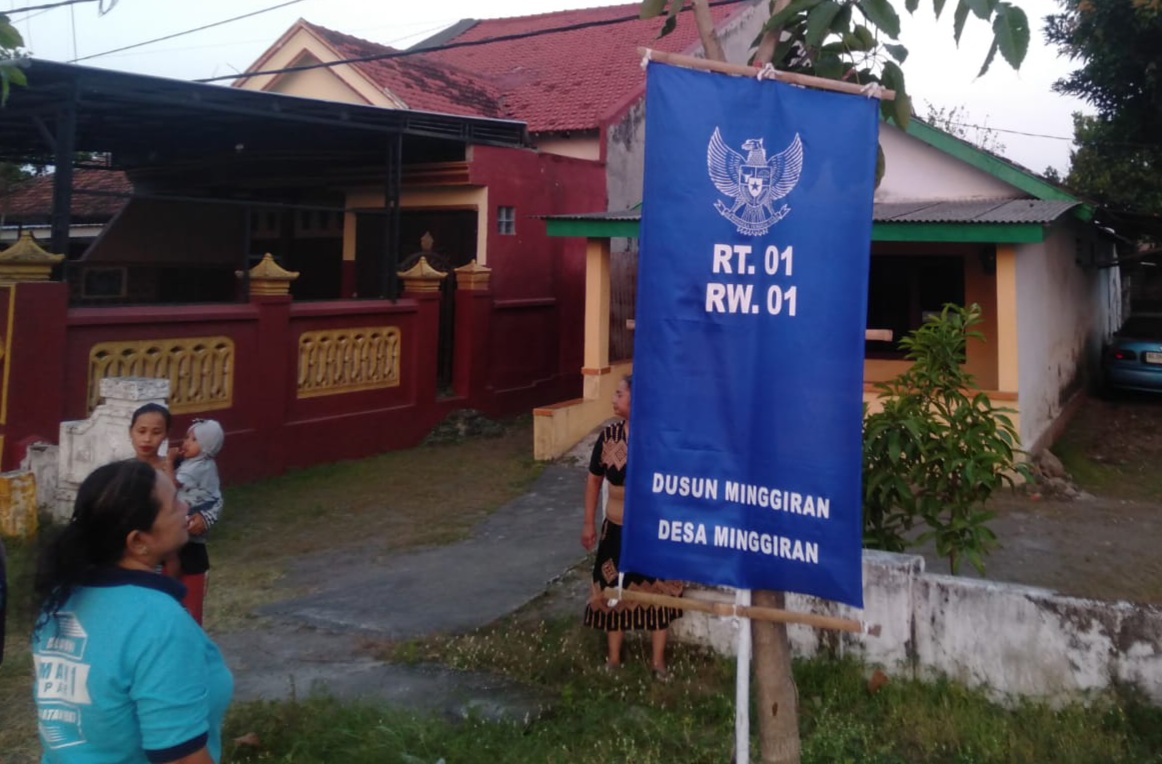 AGUSTUSAN : Warga Desa Minggiran, Kecamatan Papar memasang Garuda Biru yang setahun lalu menjadi simbol darurat demokrasi.
