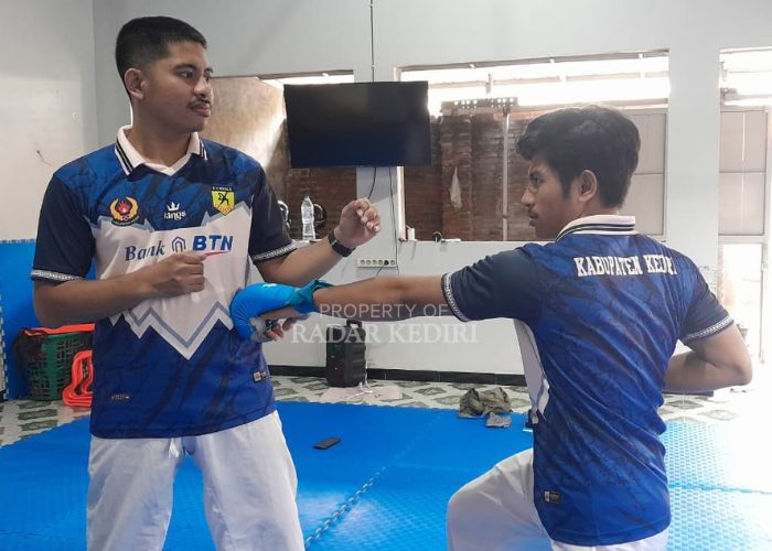 Ricky (kanan) dan Ricko berlatih karate.