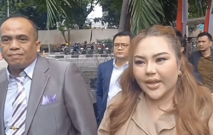 Lisa Marina usai diperiksa KPK terkait aliran dana dari Bank BJB yang menyeret Ridwan Kamil.