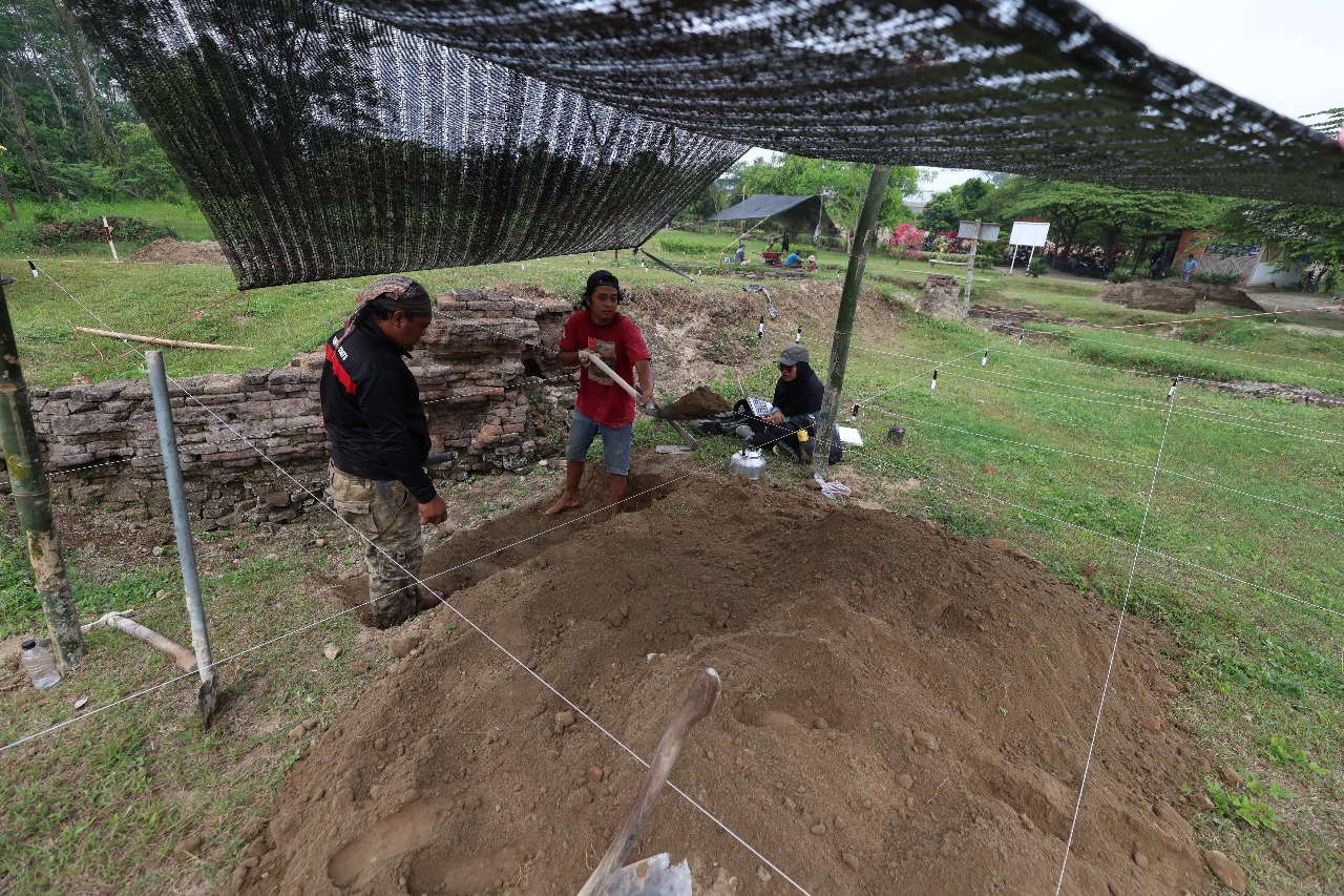 Tim melakukan ekskavasi di area Situs Tondowongso di Desa Gayam, Gurah untuk mencari benda-benda bersejarah yang sebelumnya tertimbun.