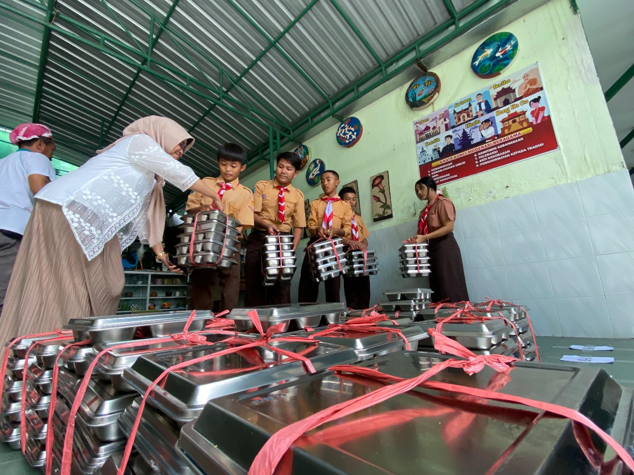 Siswa SMPN 4 Kota Kediri mengumpulkan kotak makan usai mengonsumsi paket makan bergizi gratis kemarin pagi.