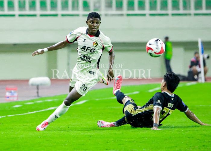 KERAS: Pemain Persik Kediri melewati pemain Dewa United Banten FC yang melakukan sliding tackle.