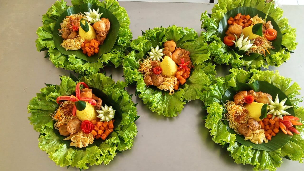 LARIS: Tumpeng mini banyak dipsan warga Kediri.