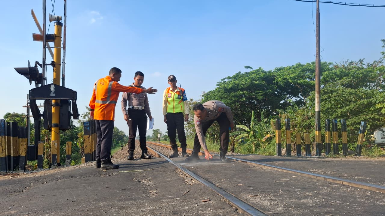 Tim Inafis Polres Kediri melakukan serangkaian olah tempat kejadian perkara (TKP). Selain itu, polisi juga melakukan pencocokan sidik jari.