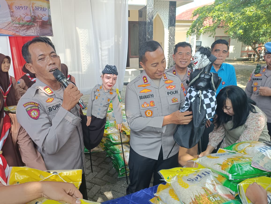Pasar Murah di Polsek Plemahan, Kapolsek AKP Bowo Main Wayang Golek Hibur Warga yang Antre.