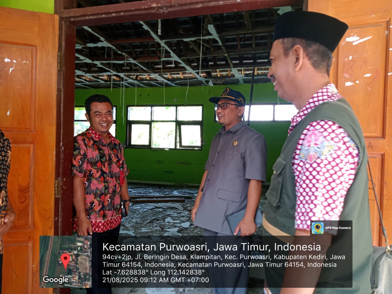 SERAP ASPIRASI: Sulistyo Budi (tengah) melakukan kunjungan ke salah satu sekolahan di Purwoasri  untuk revitalisasi gedung pada kegiatan reses
