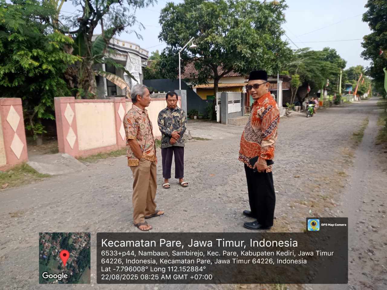 Anggota Komisi IV DPRD Kabupaten Kediri ini (kanan) terima aspirasi dapilnya terkait infrastruktur