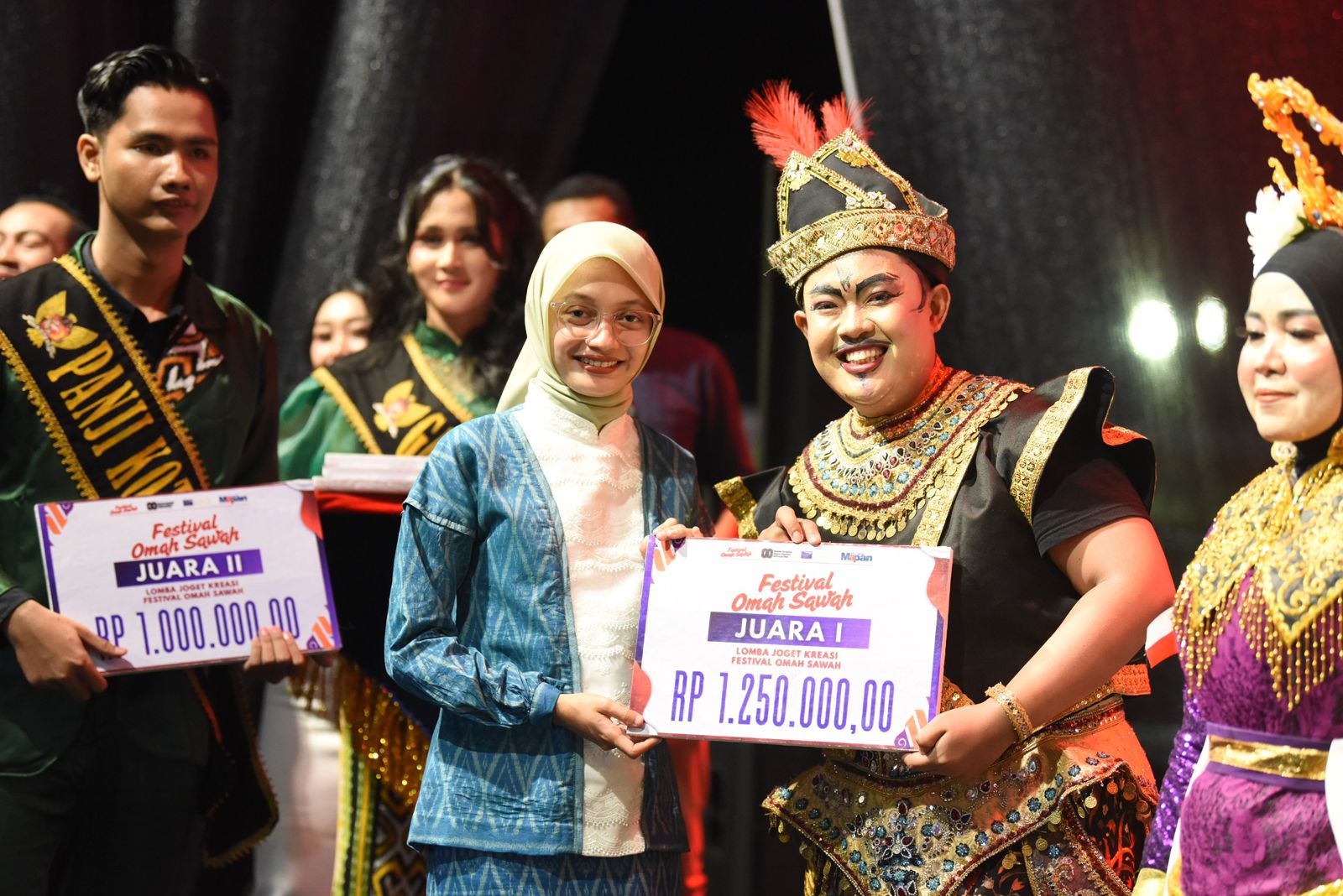 Wali Kota Kediri Vinanda Prameswati menyerahkan hadiah secara simbolis kepada para pemenang lomba seni tradisi yang digelar di puncak Festival Omah Sawah pada Minggu (25/8) malam lalu.
