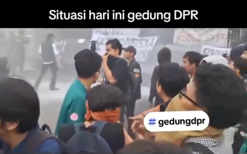 Suasana di depan kompleks DPR/MPR RI, Jakarta, memanas pada Senin (25/8) siang saat demo 25 Agustus berlangsung.
