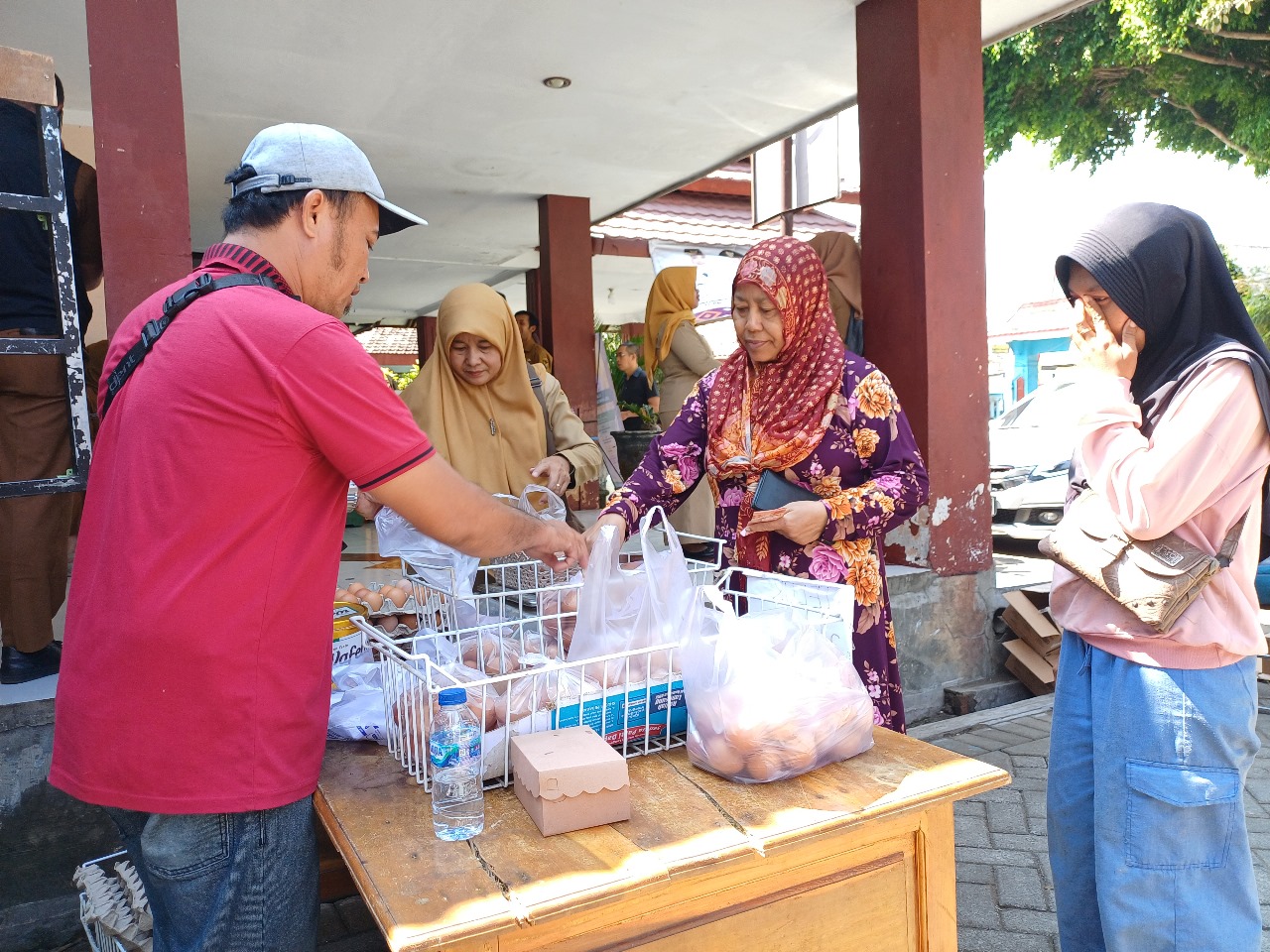 Telur ayam dan minyak goreng jadi bahan pangan yang diburu pembeli Gerakan Pangan Murah di Kelurahan Bandarlor, Mojoroto kemarin (25/8).