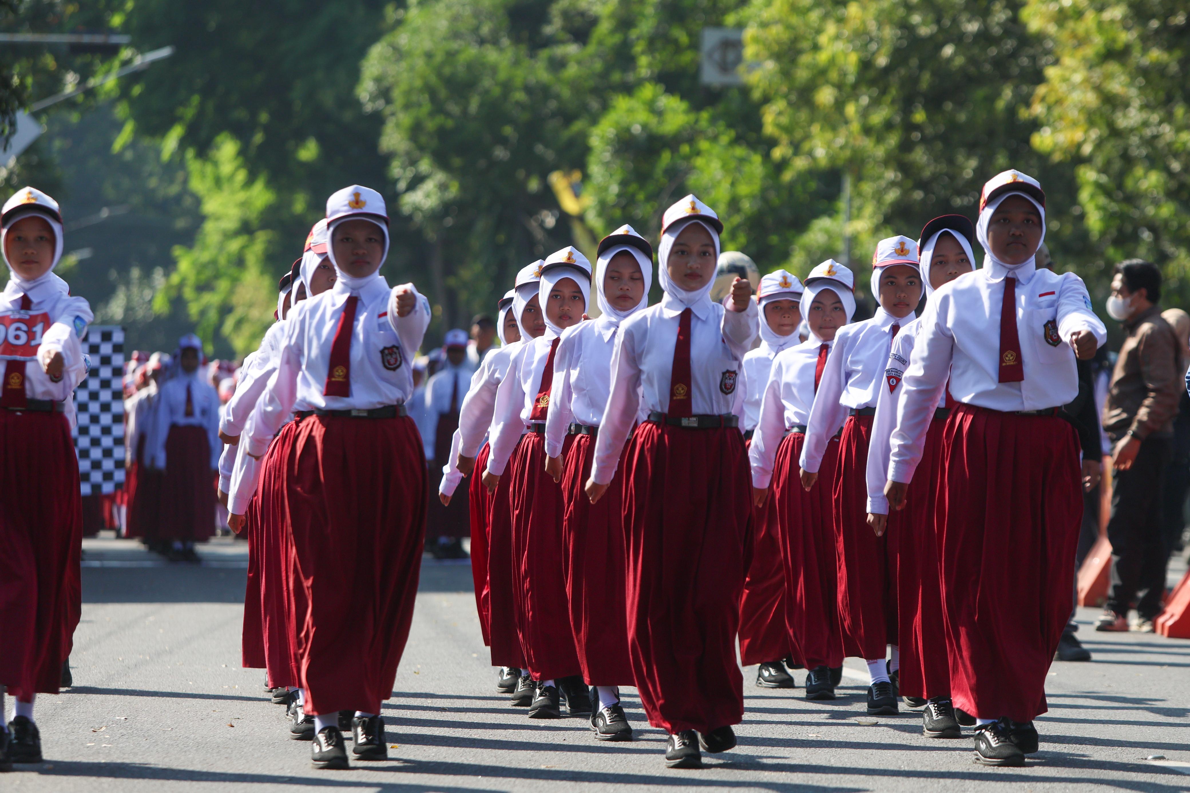 RAPI: Peserta lomba baris berbaris Kota Kediri mengenakan seragam merah putih.