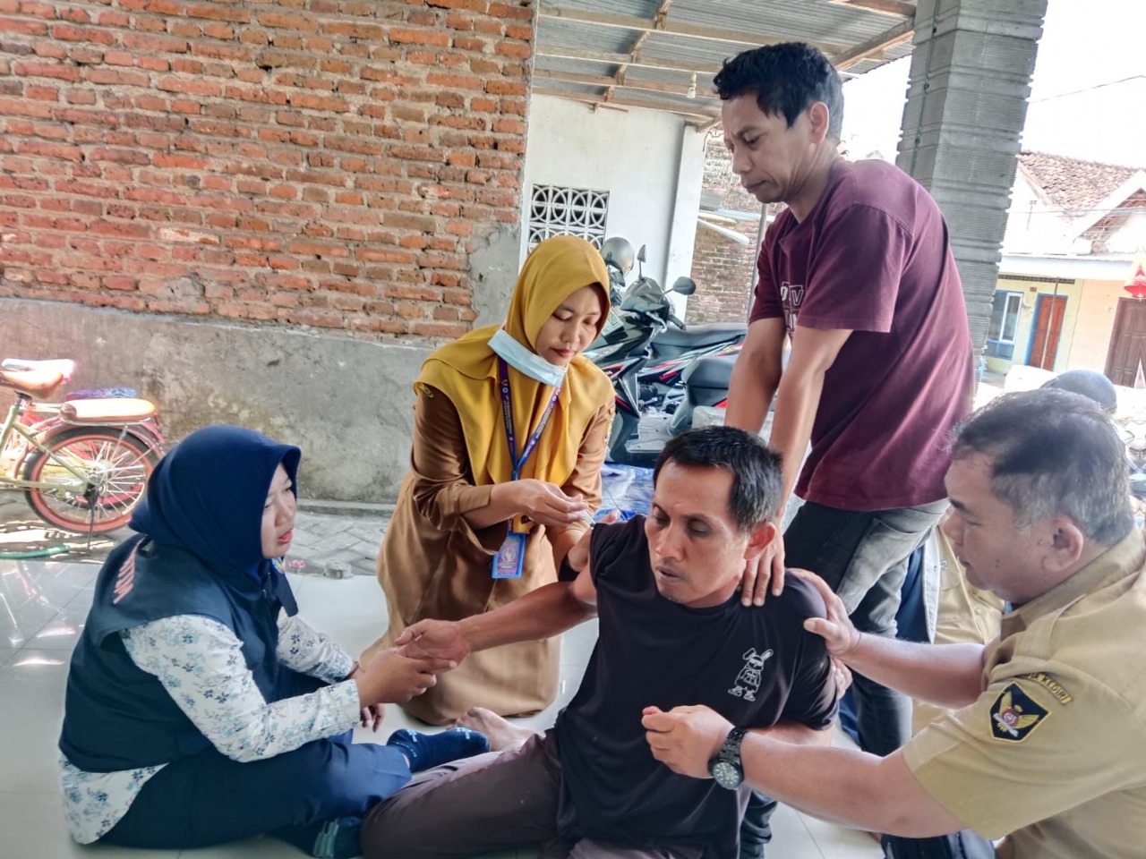 Tim Gabungan Pemkot Kediri melakukan penanganan terhadap Fauzan, ODGJ di Kelurahan Pojok, Mojoroto yang Minggu malam lalu mengamuk.