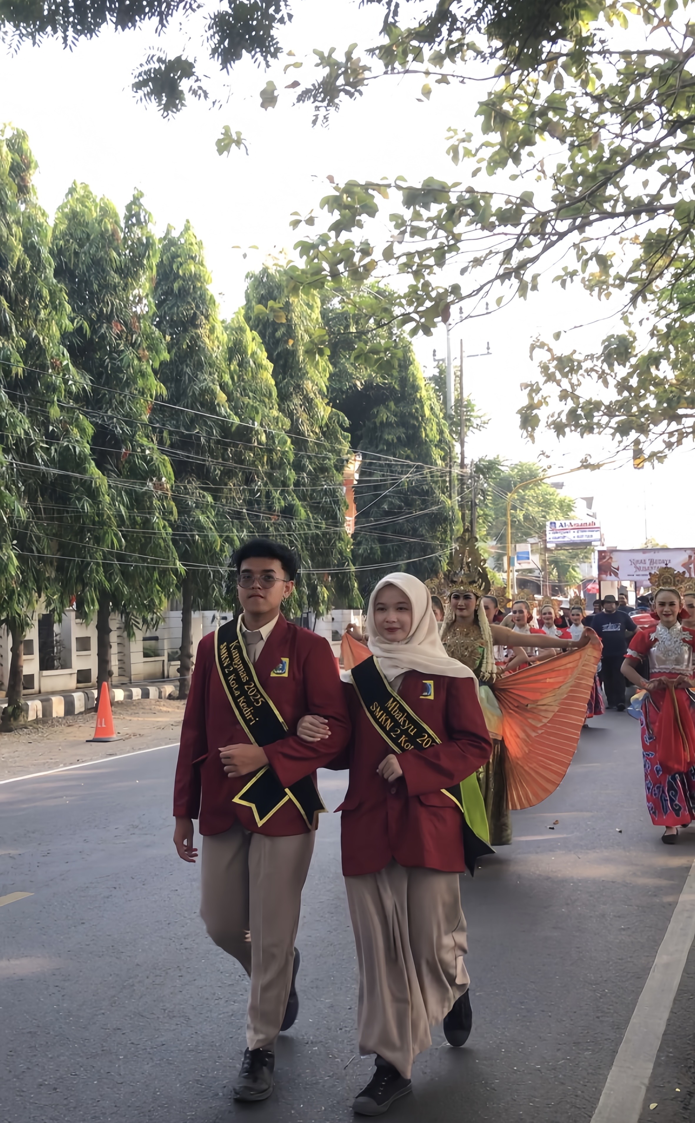 parade kostum di sepanjang rute jalan
