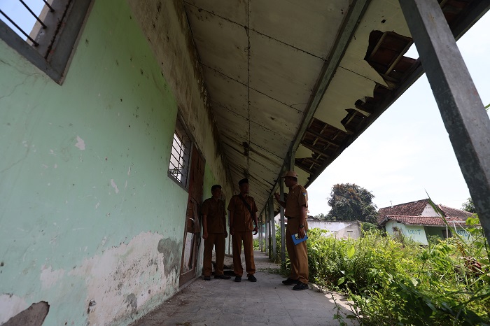 Tim Dinas Pendidikan Kabupaten Kediri mengecek gedung eks SDN Srikaton 2, Papar yang akan dibangun dapur MBG tahun ini.