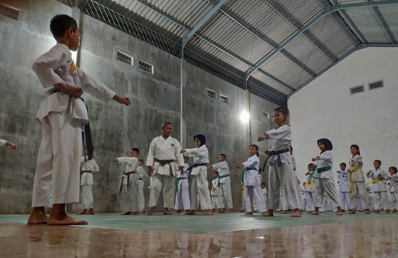 Latihan karate di gedung balai desa Baye.