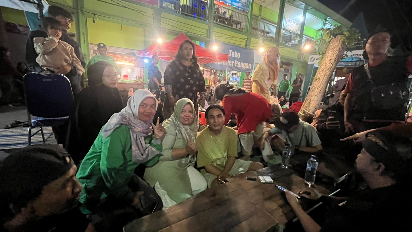 Charly Vanhouten atau Charly ST12 dikerubungi penggemarnya saat nongkrong di Pasar Pahing Kota Kediri.