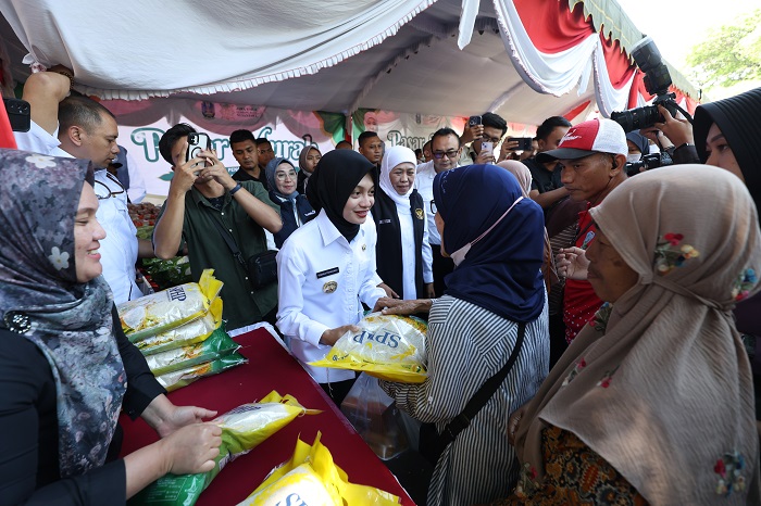 Wali Kota Kediri Vinanda Prameswati bersama Gubernur Khofifah Indar Parawansa menyerahkan beras murah kepada warga dalam pasar murah di kantor UPT Pengelolaan Pendapatan Daerah Bapenda Provinsi Jatim.