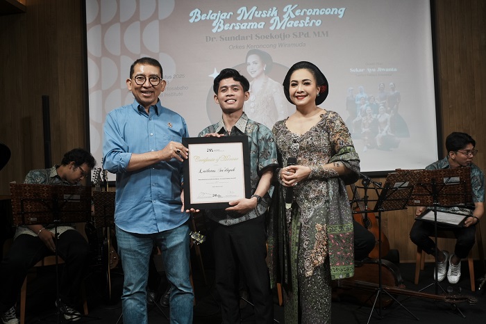 Syahrul Hanafi menerima piagam penghargaan dari Menteri Kebudayaan Fadli Zon dan Penyanyi Keroncong Sundari Sukoco.