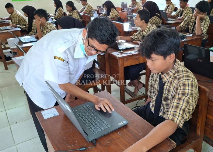 SIGAP: Suasana ANBK di SMPN 2 Ngasem. Beberapa kendala teknis sempat mewarnai proses asesmen. Namun bisa berakhir dengan lancar.