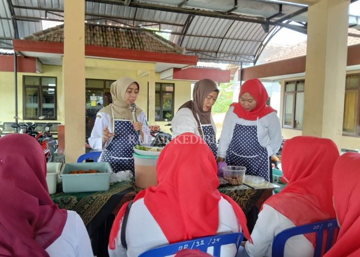 PEMBERDAYAAN MASYARAKAT: Ibu-ibu di Desa Semen, Kecamatan Pagu semangat mengikuti pelatihan memasak yang diadakan pemdes dan Dinkes Kabupaten Kediri.