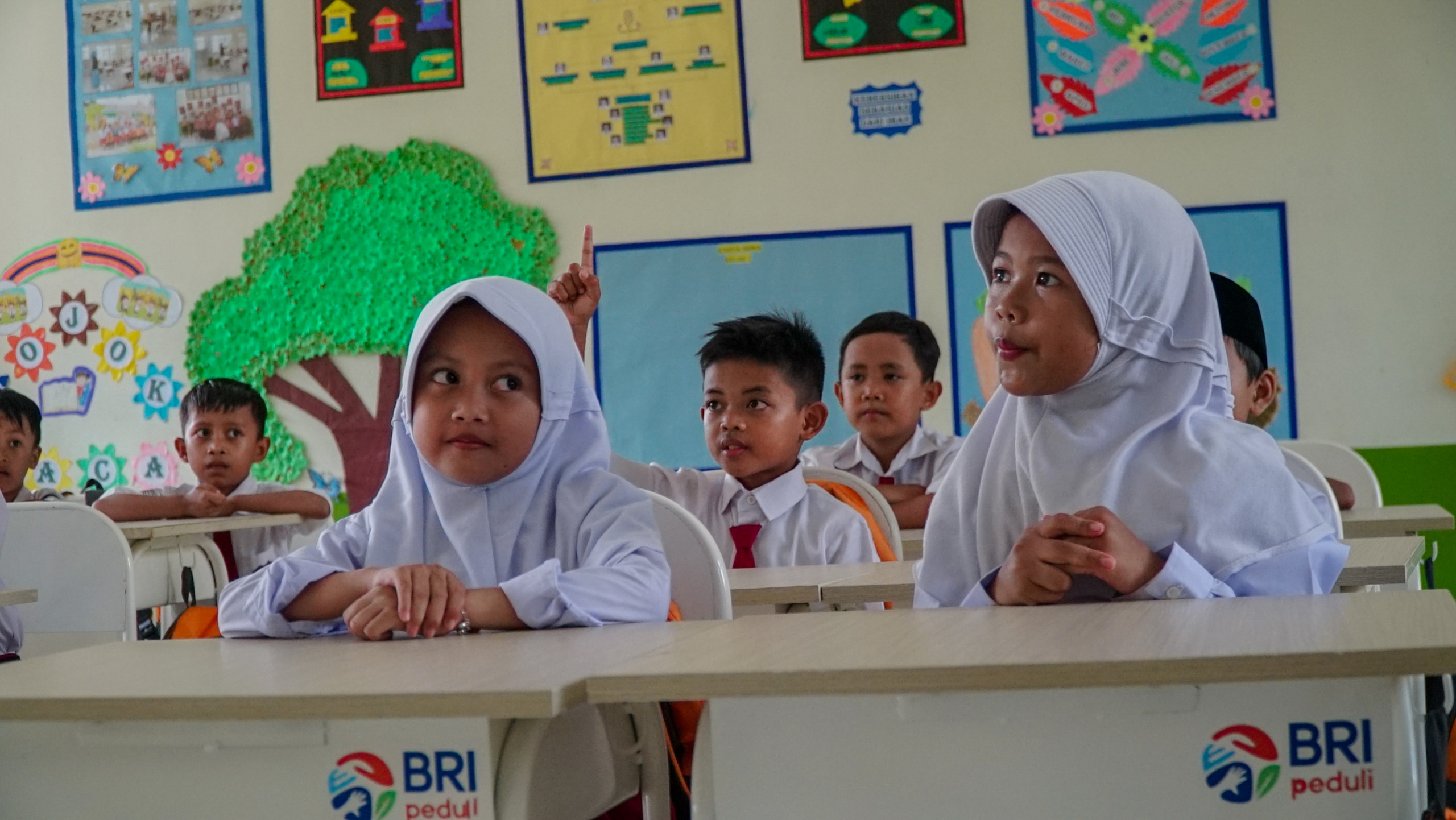 BRI Salurkan Bantuan Beasiswa bagi Pelajar