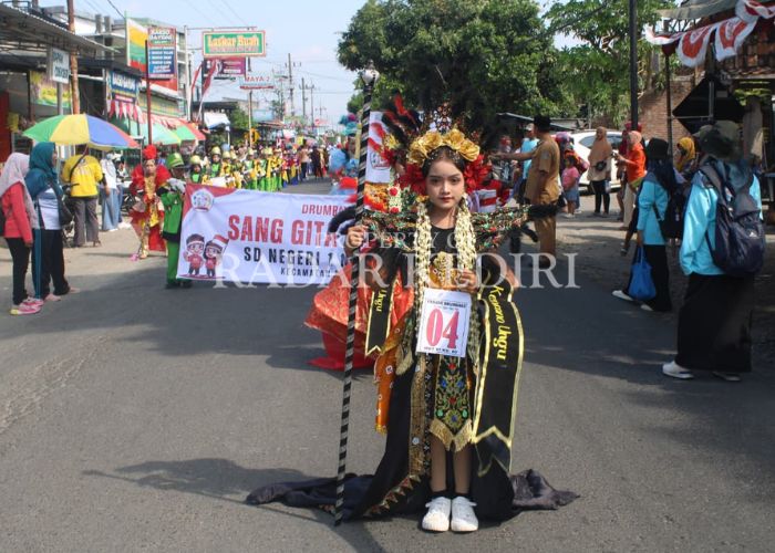 MERIAH: Pelajar SD di Kecamatan Prambon ikut memeriahkan parade drumband.