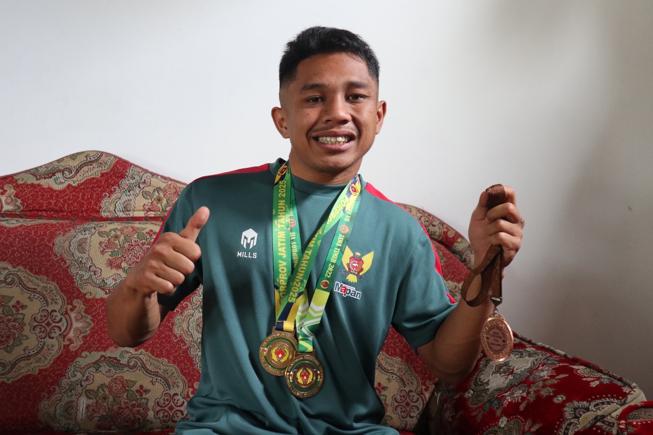 Rizky Kurnia dengan medali emas yang diraih dari Porprov Jatim.